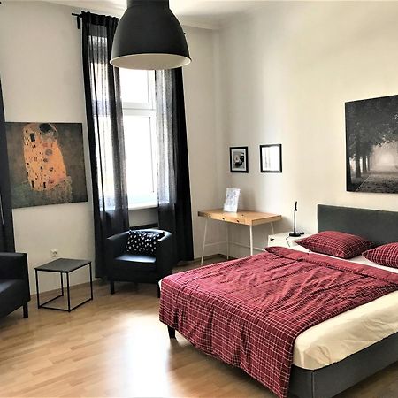 Studio & Apartments Near Reumannplatz Viena Exterior foto