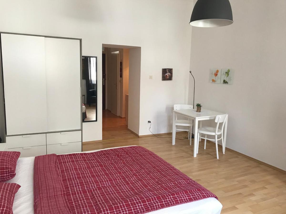 Studio & Apartments Near Reumannplatz Viena Exterior foto