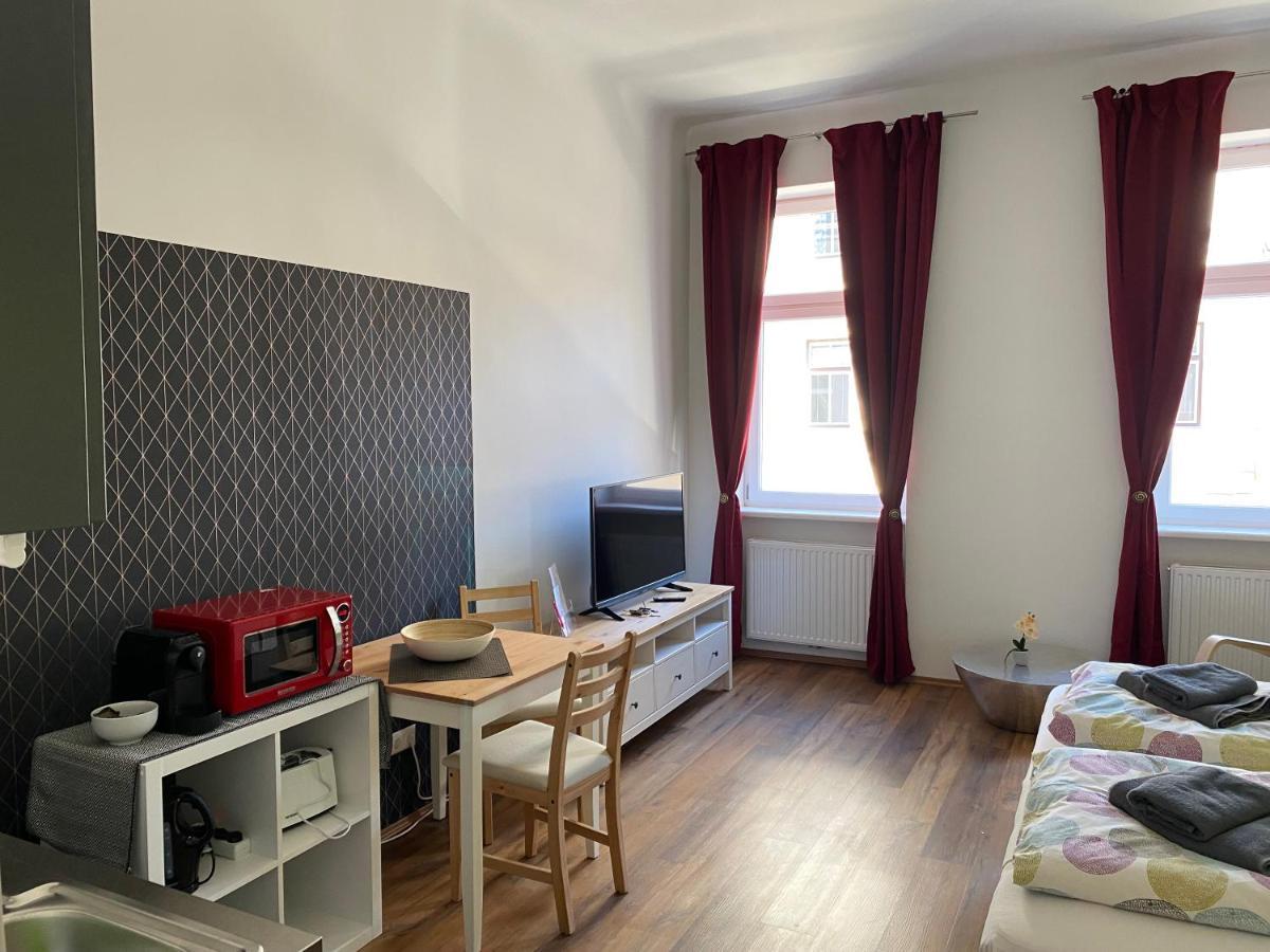 Studio & Apartments Near Reumannplatz Viena Exterior foto